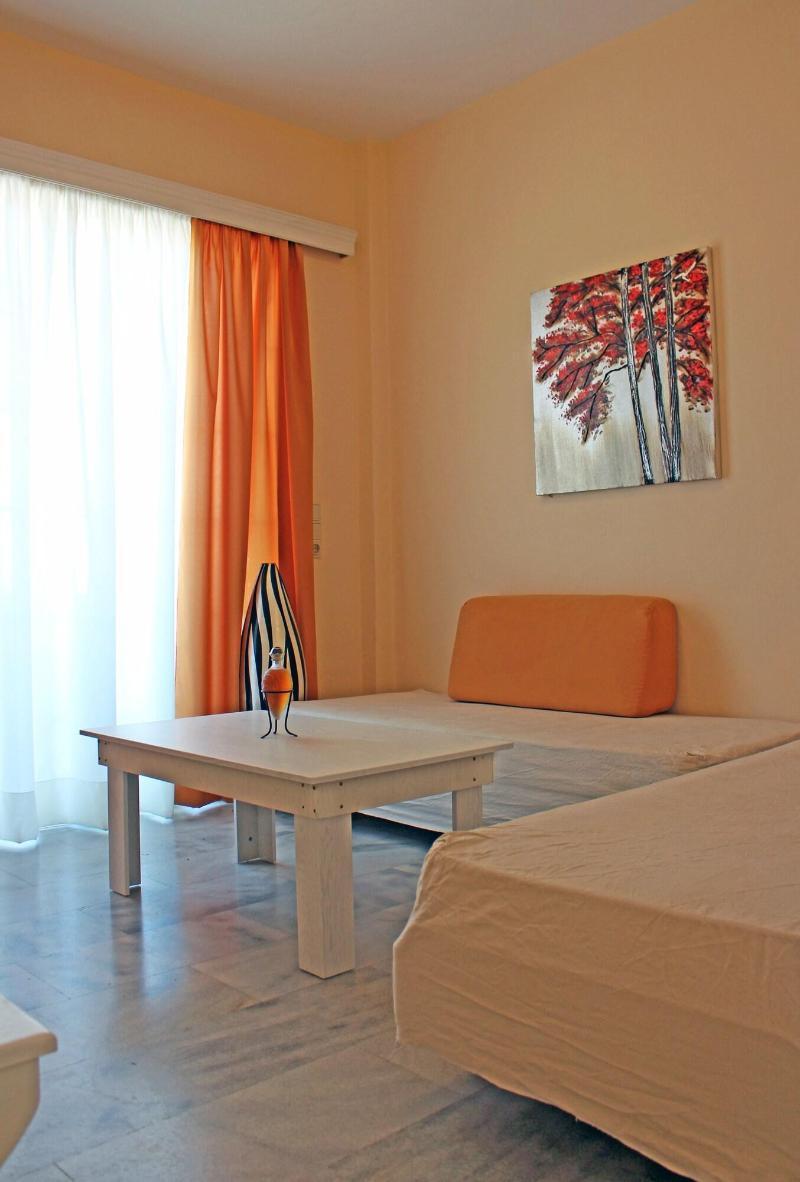 Castello Bianco Aparthotel Platanes  Exterior photo