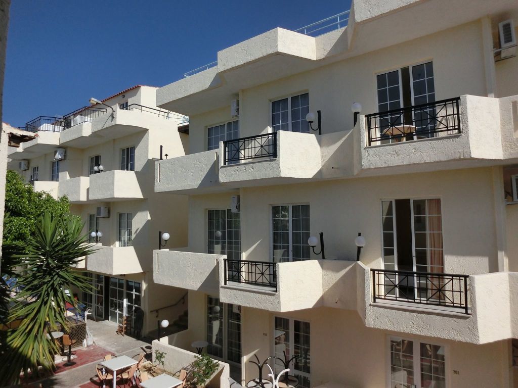 Castello Bianco Aparthotel Platanes  Exterior photo