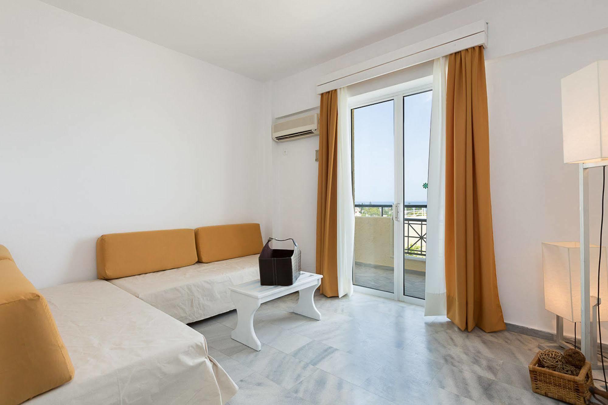 Castello Bianco Aparthotel Platanes  Exterior photo