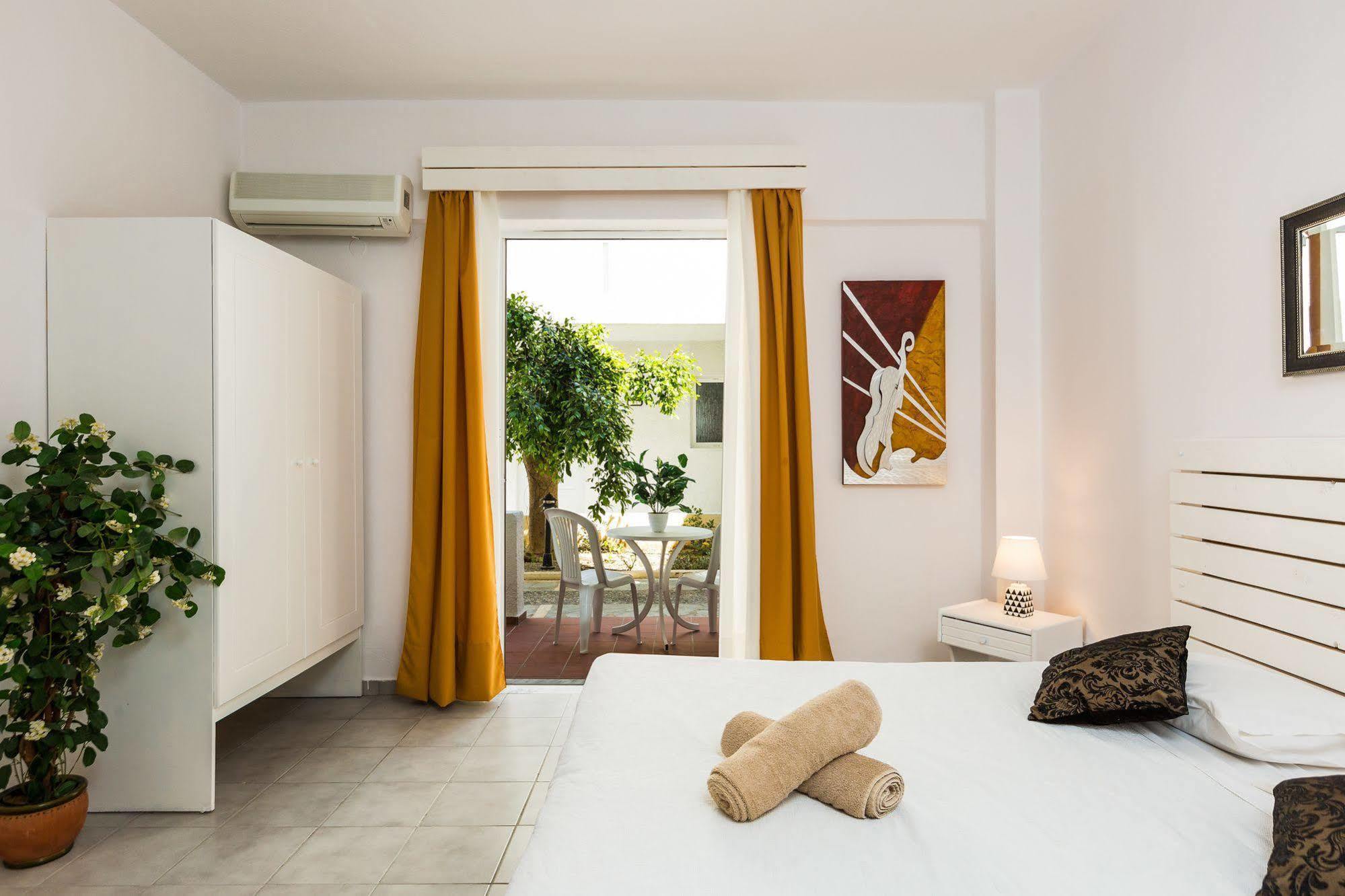 Castello Bianco Aparthotel Platanes  Exterior photo