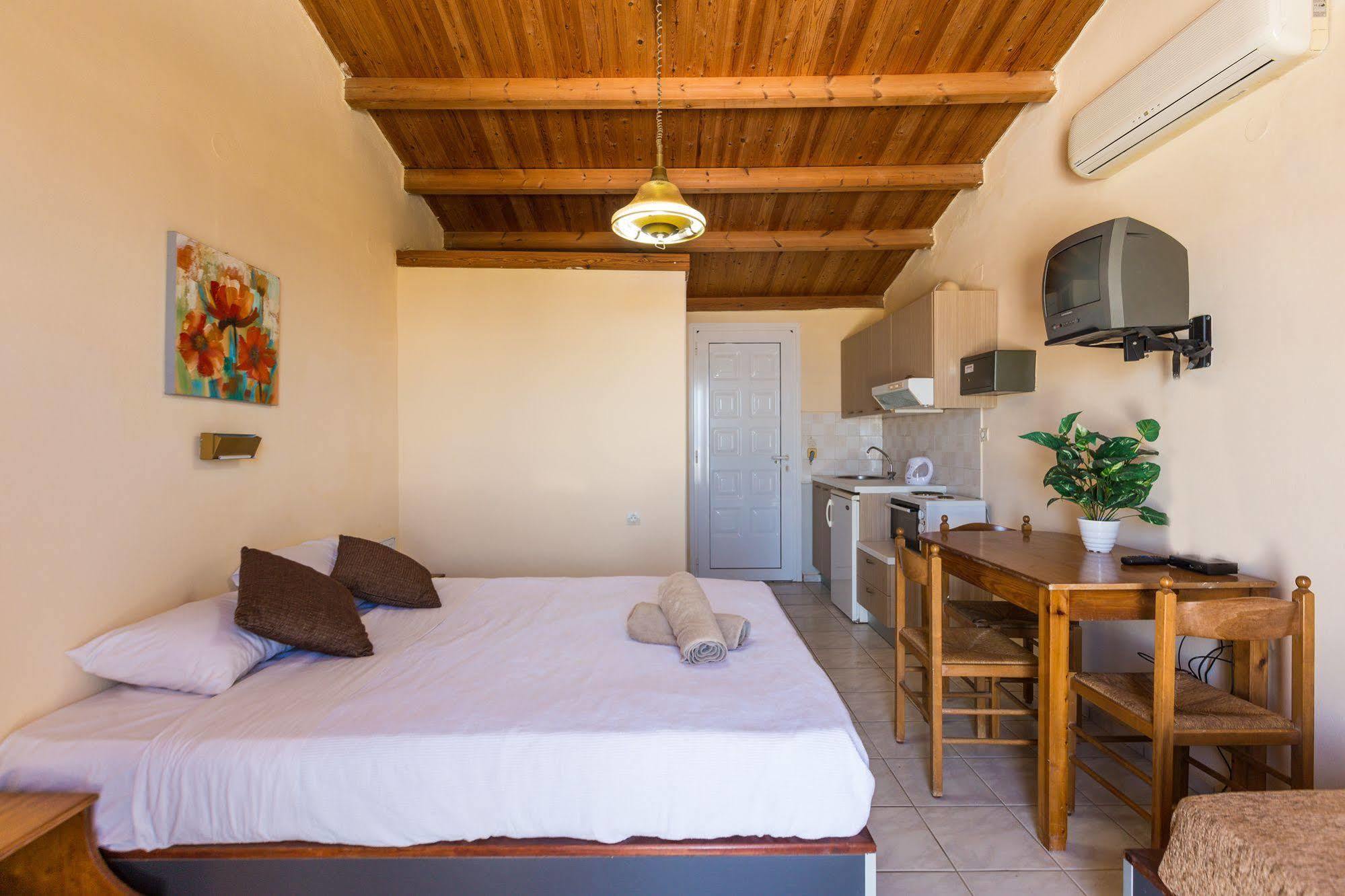 Castello Bianco Aparthotel Platanes  Exterior photo