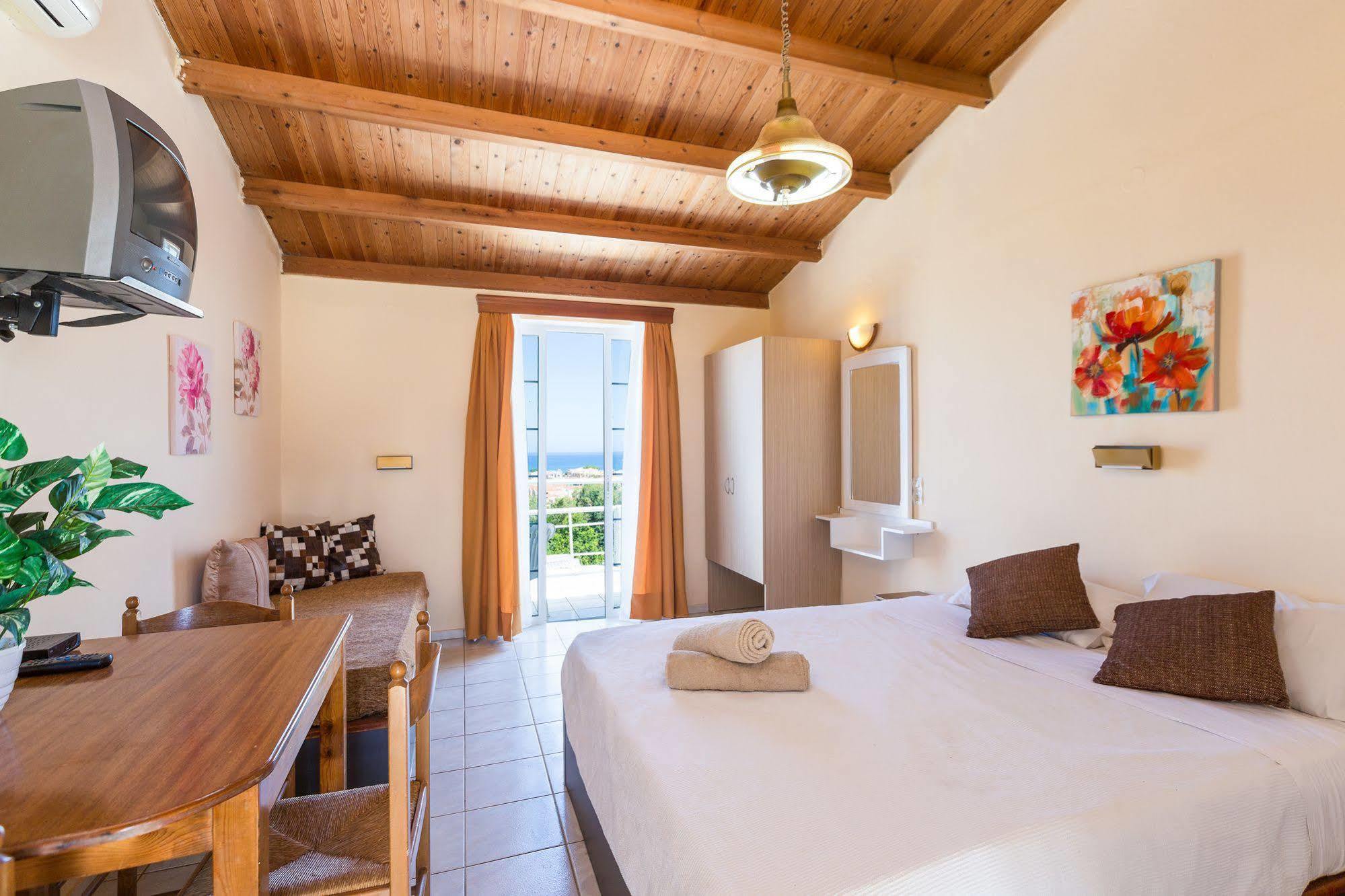 Castello Bianco Aparthotel Platanes  Exterior photo